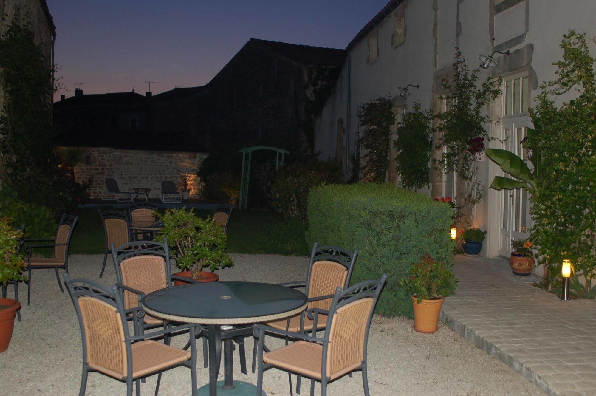 Aulnay  Hotel Du Donjon מראה חיצוני תמונה